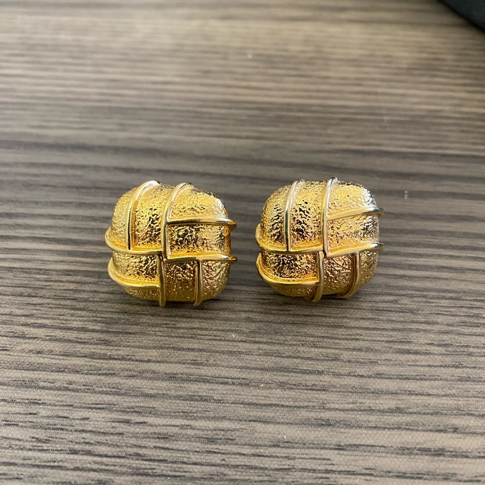 Napier Gold Tone Clip-On Earrings Textured Dome Vintage Style - Picture 1 of 8